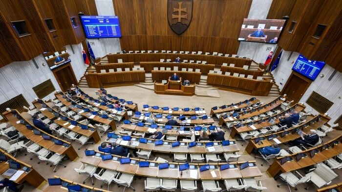 Poslanci sa vrátili do lavíc