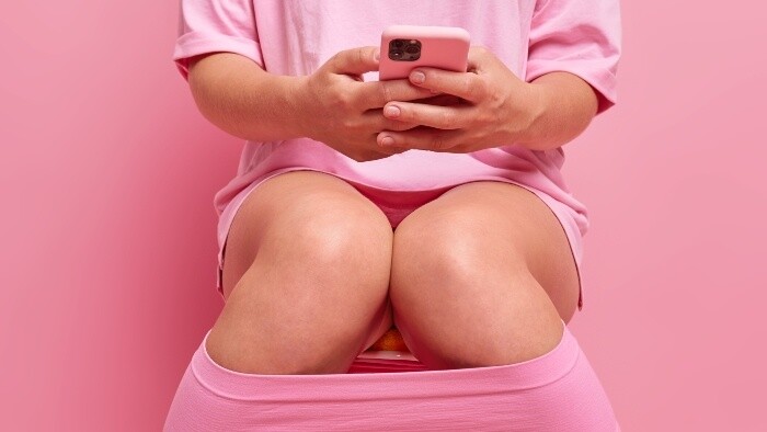 Neseďte so smartfónom na toalete 