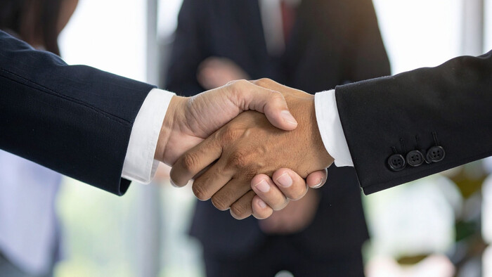 Rokovania USA a Iránu majú brzdiť aj rast cien energií