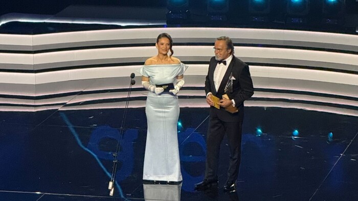 Z obrazovky na červený koberec