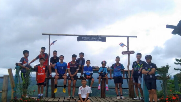 Uviazli v zaplavenej jaskyni