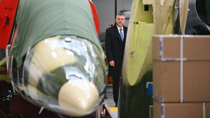 Presidente eslovaco visita taller de reparación de aeronaves