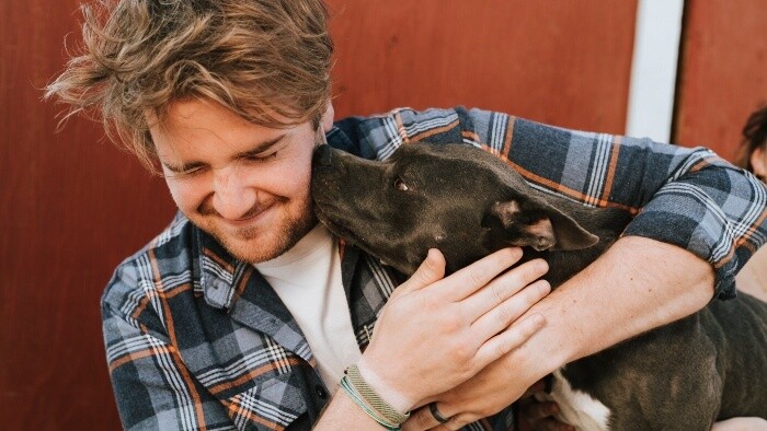 Prečo nás pes oblizuje? 