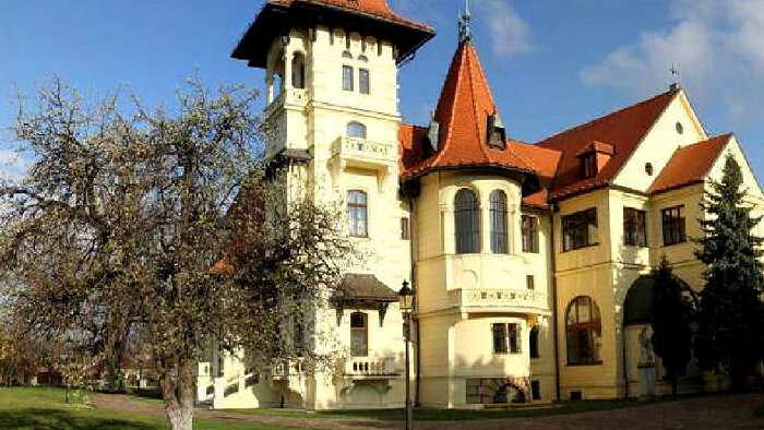 Andrea Eliášová | Tiché hrdinstvá vedľa kaštieľa