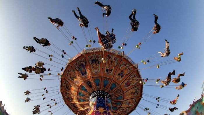 Ľudia viseli dolu hlavou vo výške 30 metrov