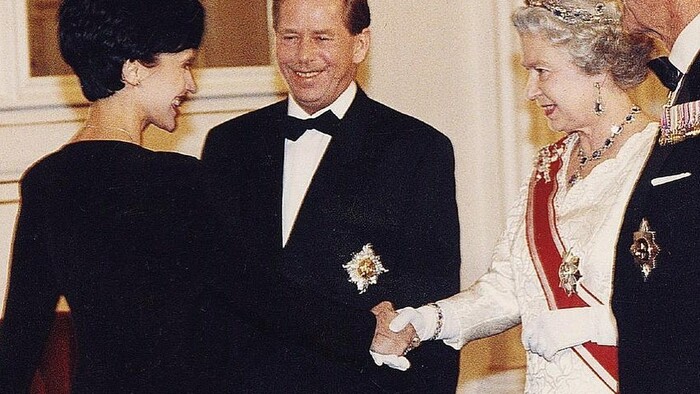 Lucie-bílá-a-alžbeta-II.