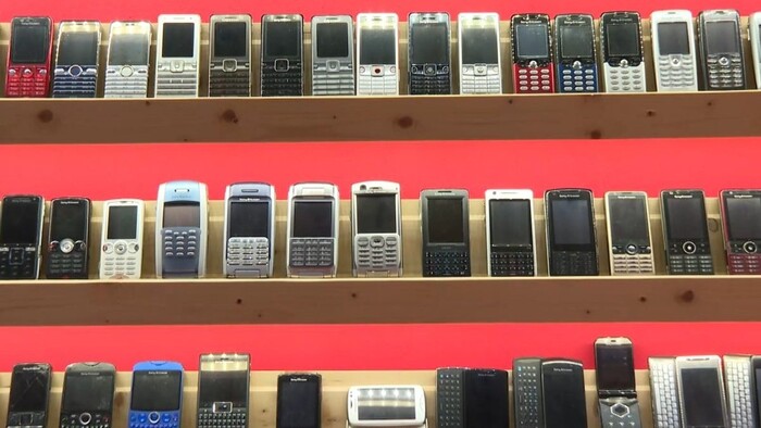 Pán Štefan si otvoril múzeum v podkroví rodičovského domu. Telefóny z jeho zbierky dnes už mladá generácia nespoznáva