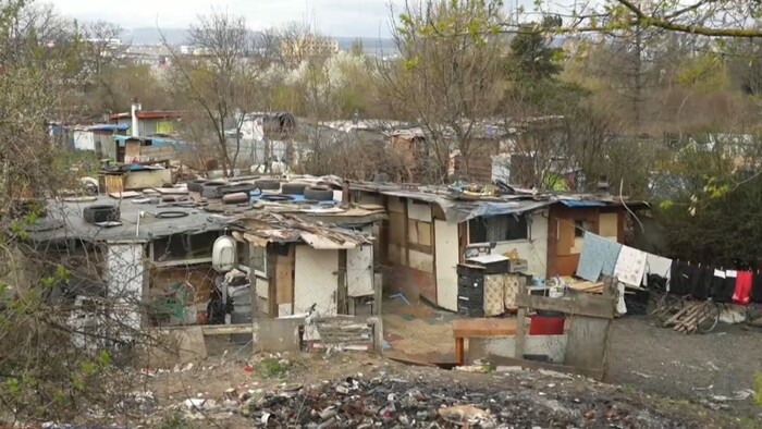 Hromady odpadkov, chatrče z dreva či túlavé psy