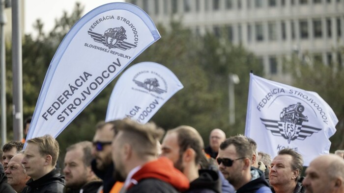 Strojvodcovia protestovali proti telovým kamerám. Žiadajú namiesto nich zlepšenie stavu vozidiel a posilnenie výcviku