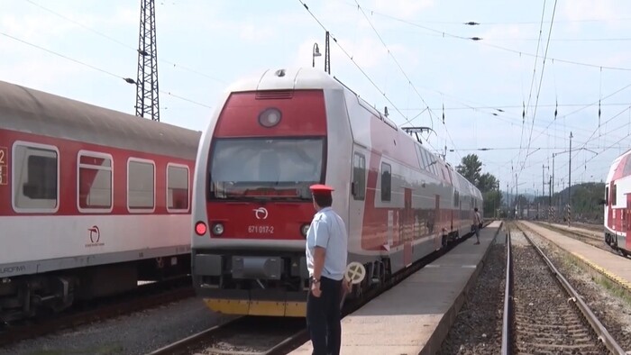Vláda chcela dočasne znížiť cestovné vo vlakoch až o polovicu. Návrh napokon stiahla pre prímerie na Blízkom východe