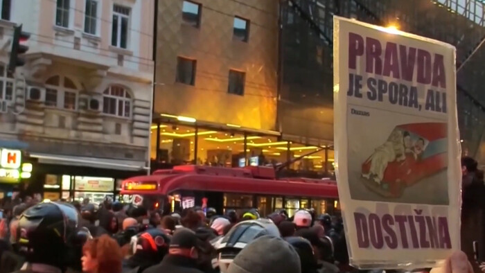 Zásah polície na univerzite v Belehrade po smrti študentky vyvolal vlnu protestov. Rektor hovorí o zastrašovaní