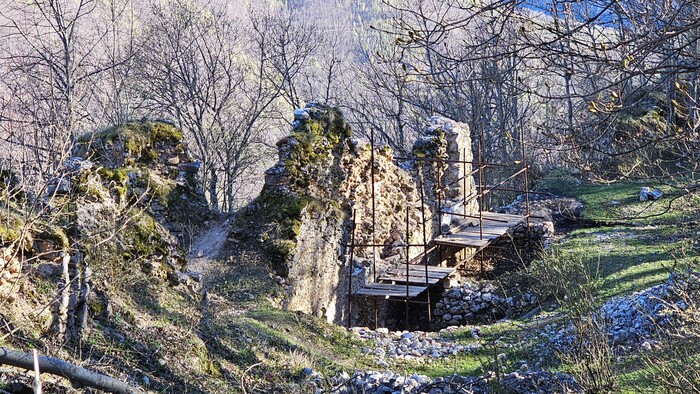 Bašove dvere v opevnení Muránskeho hradu.jpg