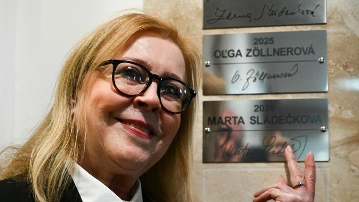Actriz eslovaca Marta Sládečková recibe premio Flor Thalia