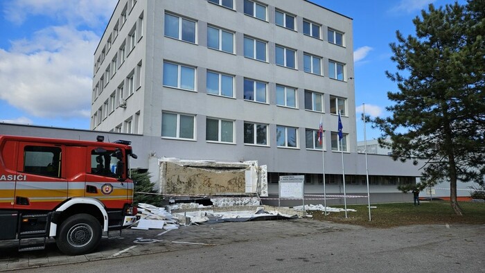 Pád strechy z klientskeho centra v Komárne neprežil 51-ročný muž, ďalšie dve osoby utrpeli zranenia