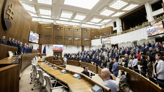 Los diputados eslovacos vuelven a sus labores en el Parlamento