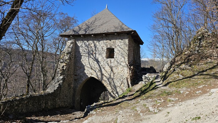 Vstupná brána Muránskeho hradu.jpg