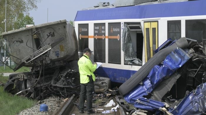 Un tren y un camión chocan en Dunajská Streda 
