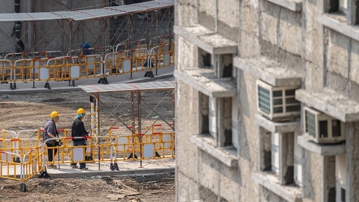 Preživší po požiari bytového komplexu v Hongkongu 