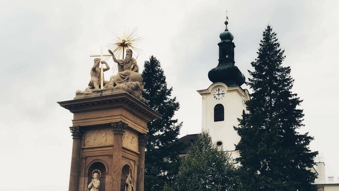 "Sťahovavé" sochy v Novej Bani | Kultúrny bedeker