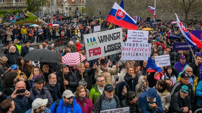 Opozičný protest proti zmenám pri voľbe zo zahraničia