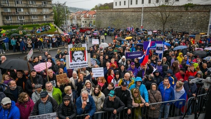 Protest vor dem Parlament gegen die Änderung der Auslandswahl