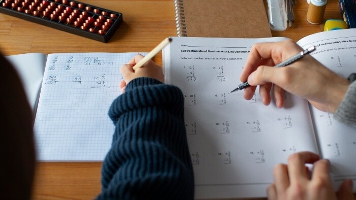 Dobrovoľníci doučujú deti v krízovom centre