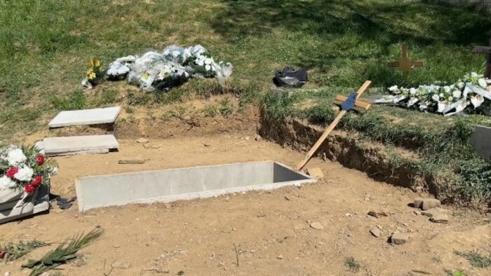 Buchot a klopanie z hrobu