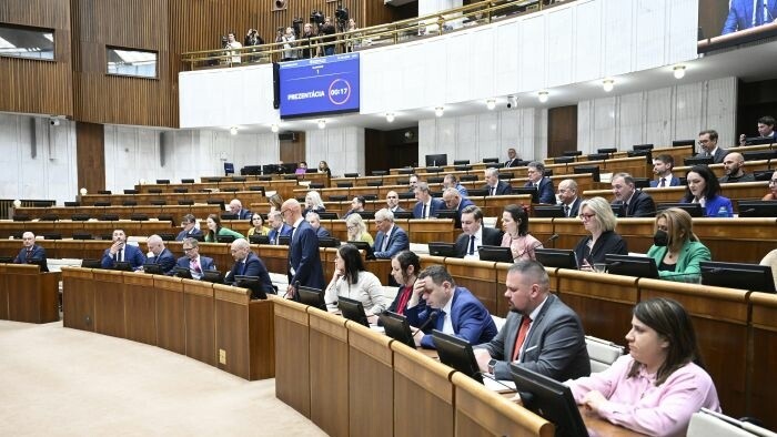 Parlament rokuje o zmene hlasovania zo zahraničia 