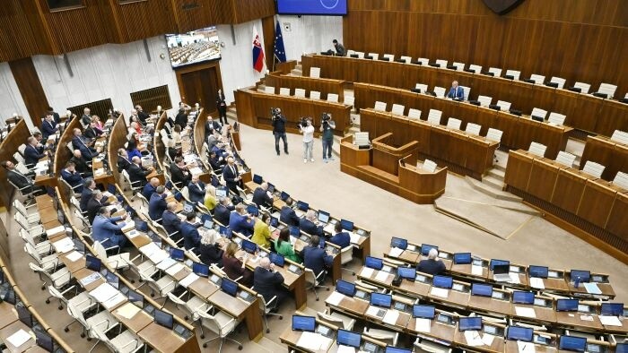 El Parlamento eslovaco debate cambios al voto desde el extranjero en medio de tensiones políticas