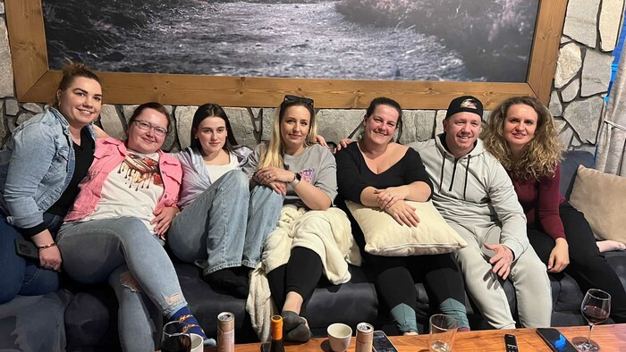 súťažiaci-pečie-5-chata