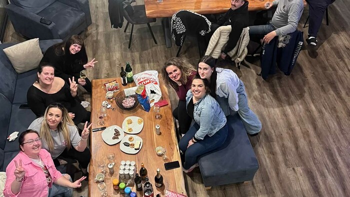 súťažiaci-pečie-5-chata