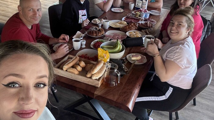 súťažiaci-pečie-5-chata