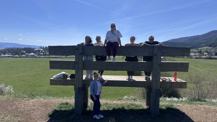 súťažiaci-pečie-5-chata