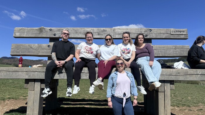 súťažiaci-pečie-5-chata