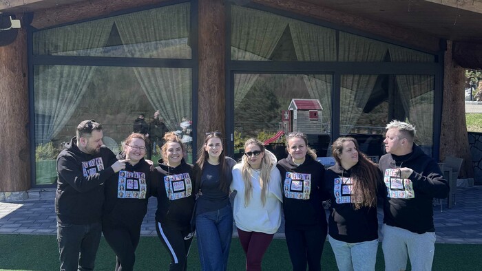 súťažiaci-pečie-5-chata