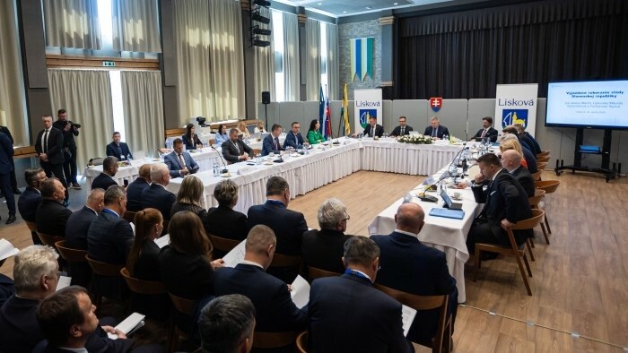 Government Holds Session in Liskova, Will Address Situation in Northern Areas