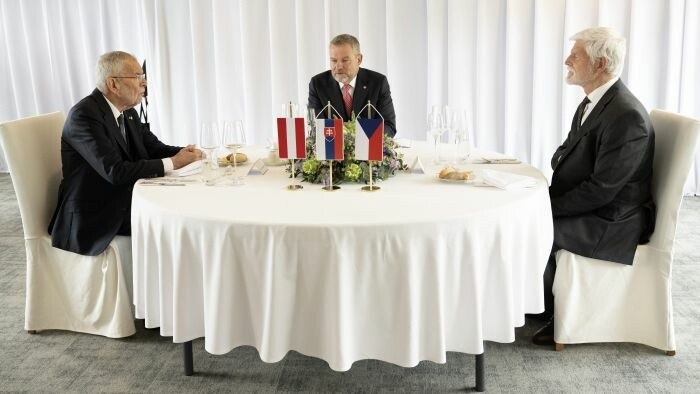 Présidents chèque et autrichien accueillis par Peter Pellegrini
