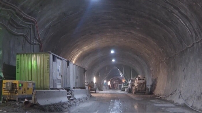 Najdlhší železničný tunel na svete razia pod Alpami