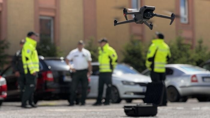 Zvýšiť platy policajtom