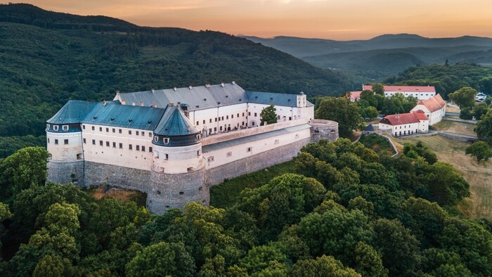 Dlhá cesta k majetku. Ako získali Pállfyovci hrad Červený Kameň?