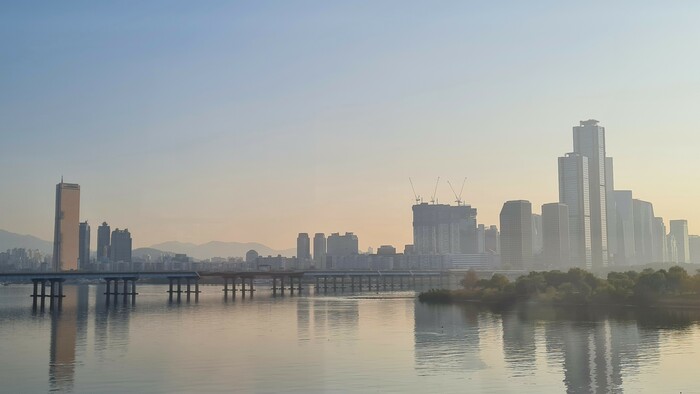 Krásny pohľad na Seoul počas cesty metrom.jpg