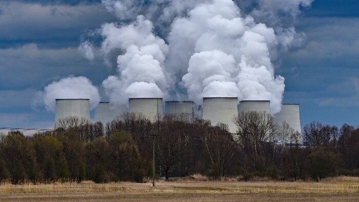 Uhoľné elektrárne uberajú energiu solárnym panelom  