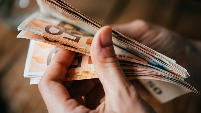 Vláda schválila vyššie príspevky pre opatrovateľov