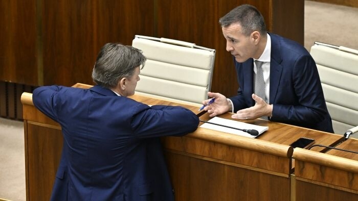 El Parlamento no logra abrir sesión extraordinaria para destituir al ministro de Educación 