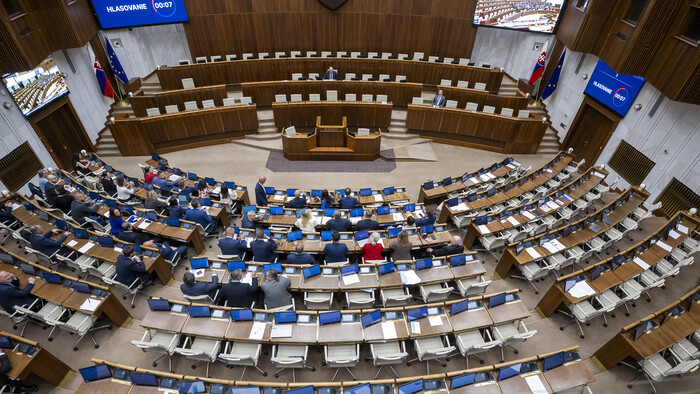 Parlament prerušil debatu o Ústave SR