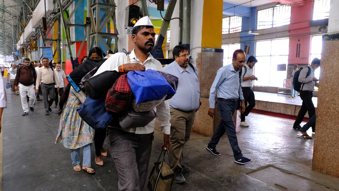 dabbawala nesie niekolko obedov na vlakovej stanici (1).JPG