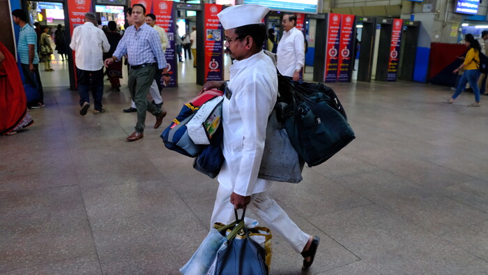 dabbawala nesie niekolko obedov na vlakovej stanici (2).JPG