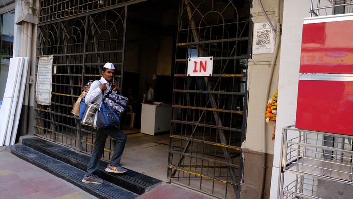 dabbawala nesie obed do prace.JPG