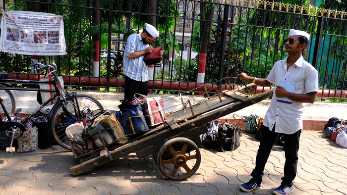 dabbawala- niektore obedy sa rozvazaju aj na drevenych karickach.JPG