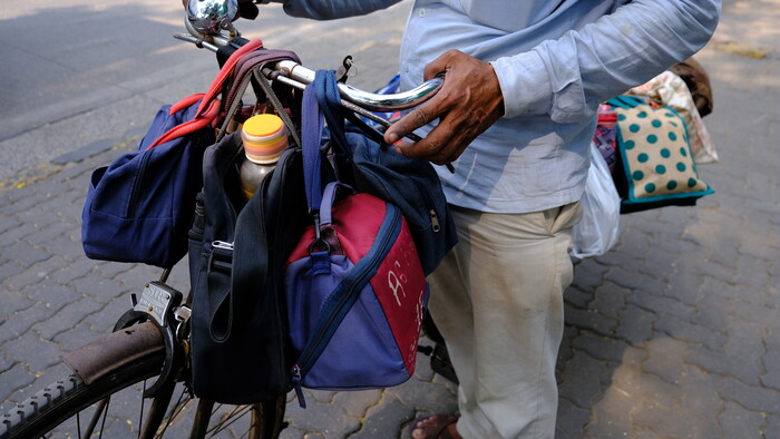 dabbawala pouzivaju hlavne hromadnu dopravu a biyckle na rozvoz (1).JPG